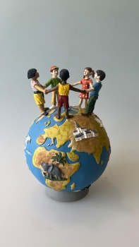 Spardose für Kinder, handbemalt „Unsere schöne bunte Welt“